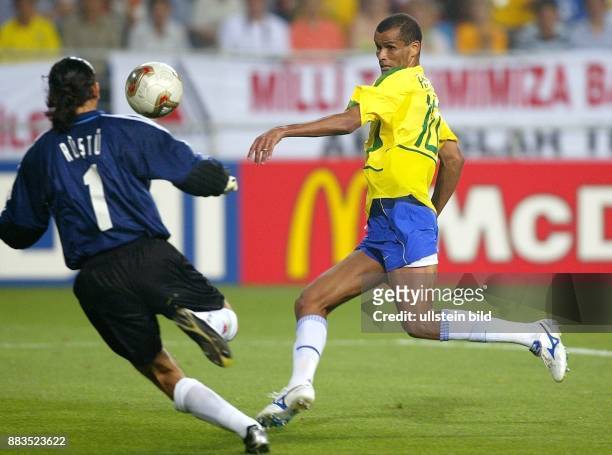 Fussball-WM 2002, Gruppe C, Vorrunde in Ulsan, Brasilien - Türkei 2:1 Brasiliens Rivaldo bei einer Torchance gegen Torhüter Recber Rüstü.
