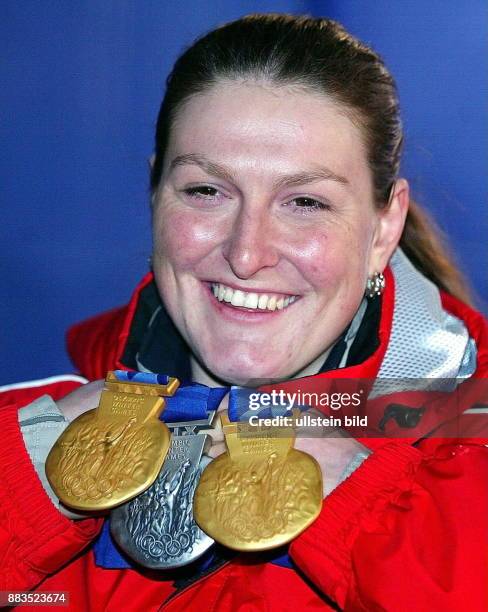 Ski Alpin, Damen: Janica Kostelic mit ihren Goldmedaillen für ihre Siege in Kombination und Slalom und ihrer Silbermedaille im Super-G