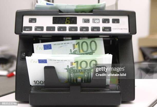 Euro-Scheine in einer Geldzählmaschine