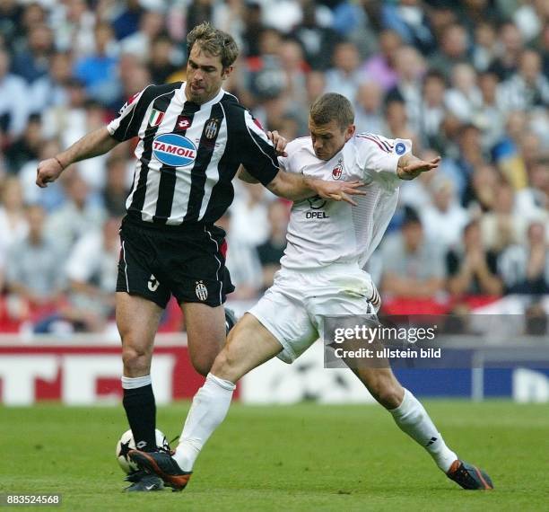 Champions League 2002/03, Finale, AC Mailand - Juventus Turin 3:2 nach Elfmeterschießen Zweikampf um den Ball zwischen Juves Igor Tudor und Andrej...