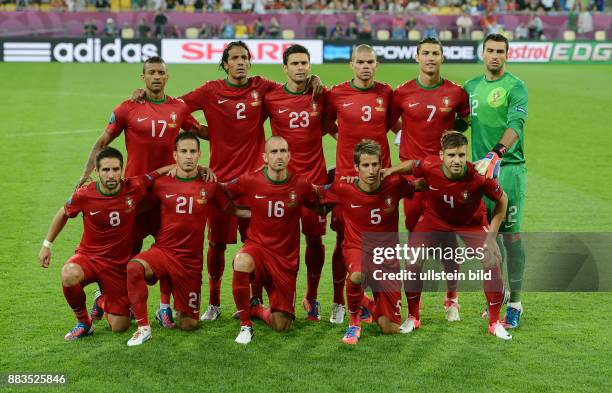 Deutschland - Portugal Teamphoto Portugal. Hintere Reihe von links: Nani, Bruno Alves, Helder Postiga, Pepe, Cristiano Ronaldo , Torwart Rui...