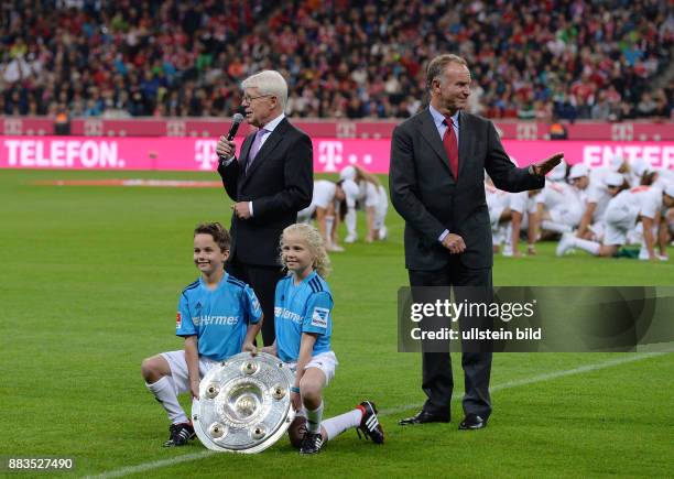 Fussball 1. Bundesliga Saison 2013/2014 FC Bayern Muenchen - Borussia Moenchengladbach Vorstandsvorsitzender Karl Heinz Rummenigge beruhigt die FC...