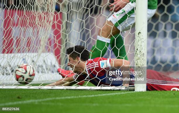 Werder Bremen - FC Bayern Muenchen Drin: Robert Lewandowski ueberquert samt Ball die Torlinie und zeigt sich somit fuer das Tor zum 0:3 verantwortlich