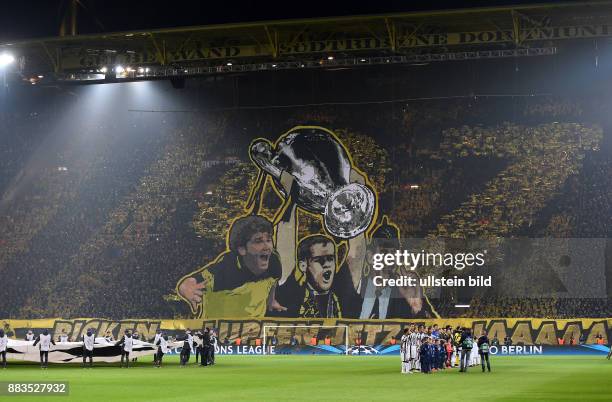 Borussia Dortmund - Juventus Turin Die Fans von Borussia Dortmund erinnern mit einer Choreografie an den damaligen Gewinn der Champions League von...