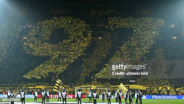 Borussia Dortmund - Juventus Turin Die Fans von Borussia Dortmund erinnern mit einer Choreografie an den damaligen Gewinn der Champions League von...