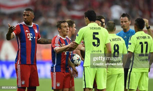 Bayern Muenchen - FC Barcelona Wilde Diskussion; Jerome Boateng, Rafinha und Philipp Lahm diskutieren mit Sergio Busquets, Andres Iniesta und Neymar...