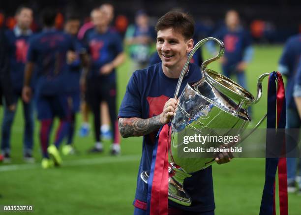 Juventus Turin - FC Barcelona Der FC Barcelona gewinnt die Champions League 2015: Lionel Messi jubelt mit dem Pokal