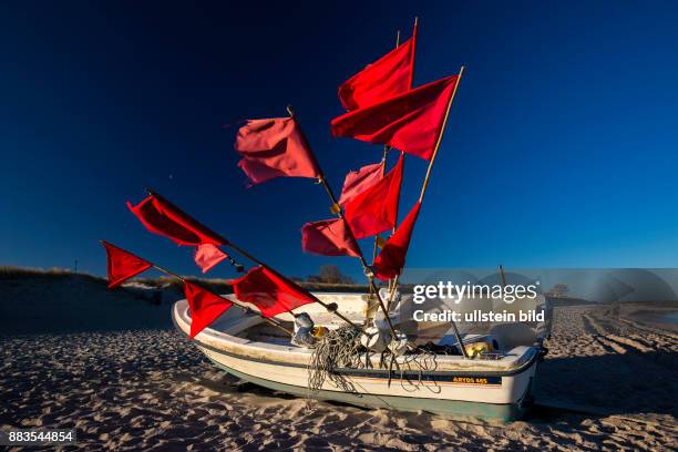 Mecklenburg-Vorpommern, Deutschland, , Fischerboot an Strand bei Sonnenaufgang < english AHRENSHOOP, Mecklenburg-Western Pomerania, Germany, March 31...