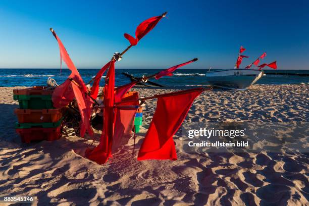 Mecklenburg-Vorpommern, Deutschland, , Fischerboot an Strand bei Sonnenaufgang < english AHRENSHOOP, Mecklenburg-Western Pomerania, Germany, March 31...