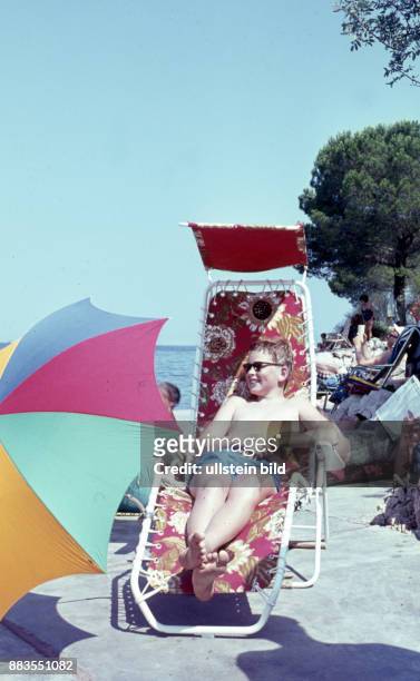 Italien,,ca. 1950, Sommerferien am Meer, Junge liegt im Liegestuhl