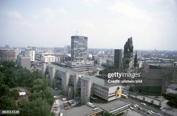 Berlin, ca. 1982, Stadtansicht, Breitscheidplatz mit Gedächtniskirche , Bikinihaus an der Budapester Strasse und Europa-Center , li. Vorne der...