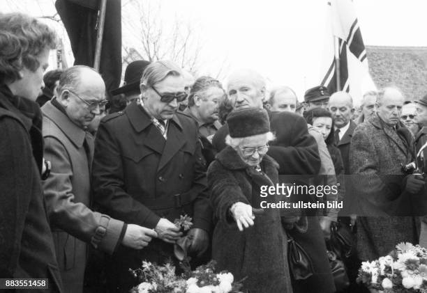 Germany, Dornhausen: The funeral of Rudel took place amidst a group of old and young fans of Adolf Hitler. Hans-Ulrich Rudel was the only bearer of...