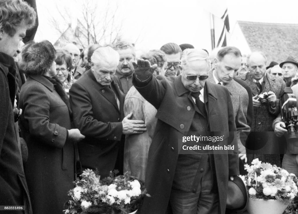 Hand Rudel The funeral of Rudel took place amidst a group of old and young fans ...