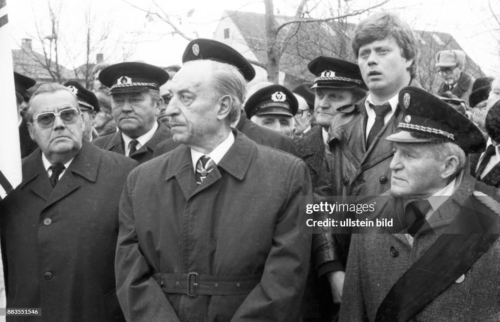 Hand Rudel The funeral of Rudel took place amidst a group of old and young fans ...