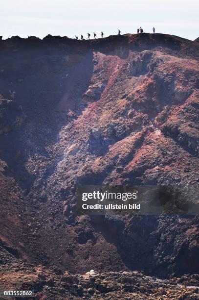 Mit Wanderern. Aktiv noch 1979 ESP, Spain, Canary Islands, La Palma: The Canary Islands are of volcanic origin. Some vulcans are still active...