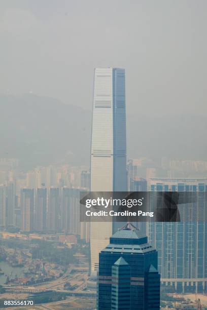 smog covered hong kong. - caroline pang stock-fotos und bilder