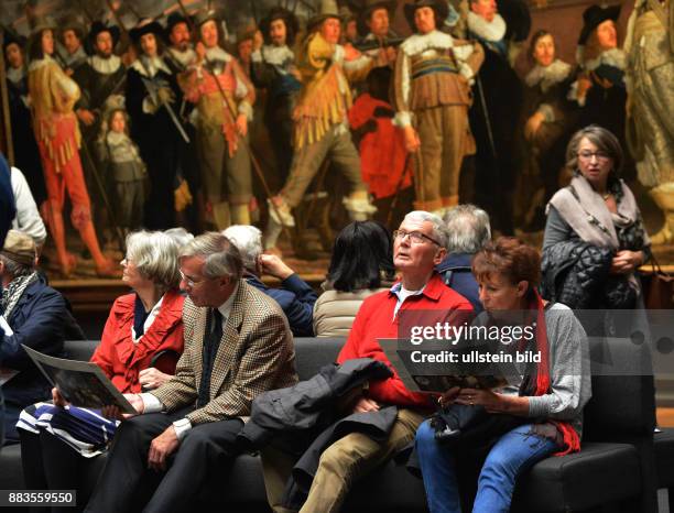 Niederlande, Amsterdam: Holland im Dezember. Das Bild zeigt: Das Reichsmuseum. Besucher vor einem van der Helst " Offiziere und Schützen" NLD, The...