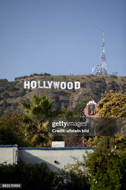 View from a street towards the famous Hollywood-Sign.
