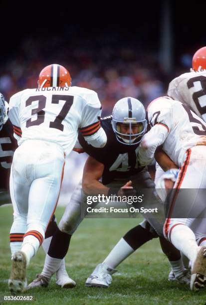 Todd Christensen of the Los Angeles Raiders in action against the Cleveland Browns during an NFL football game October 20, 1985 at Cleveland...