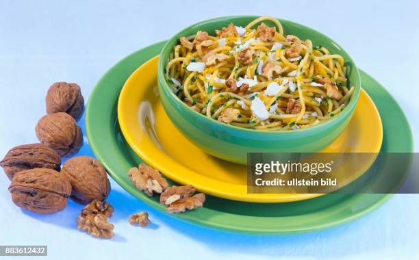 Essen; Speisen; italienisches Essen, Nudeln, Spaghetti, mit Nusssauce Food, Court, Italian food, pasta, spaghetti, with nut sauce