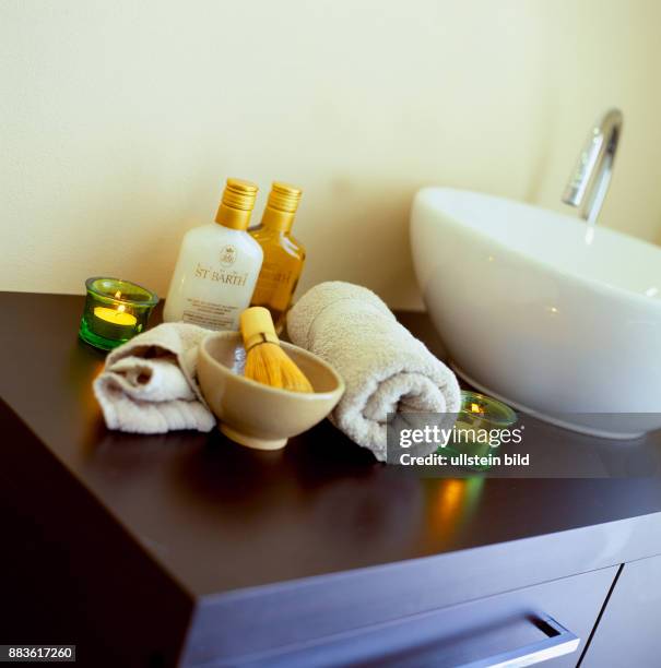 Still life; Beauty, Schoenheit, diverse Cremen, Handtuch, Kerze; Stillleben; fragrance bottle, Still life; Beauty, beauty, diverse creams, towel,...