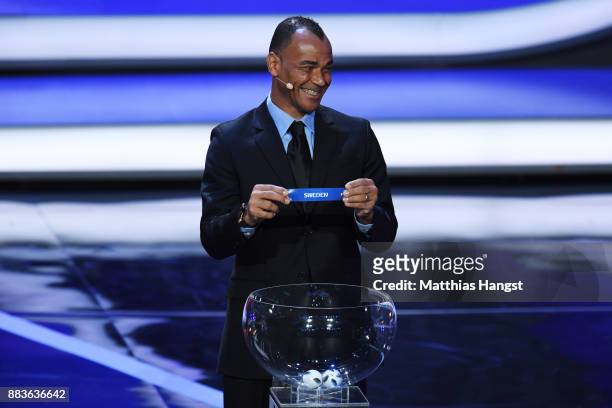 Draw assistant, Cafu draws Sweden during the Final Draw for the 2018 FIFA World Cup Russia at the State Kremlin Palace on December 1, 2017 in Moscow,...