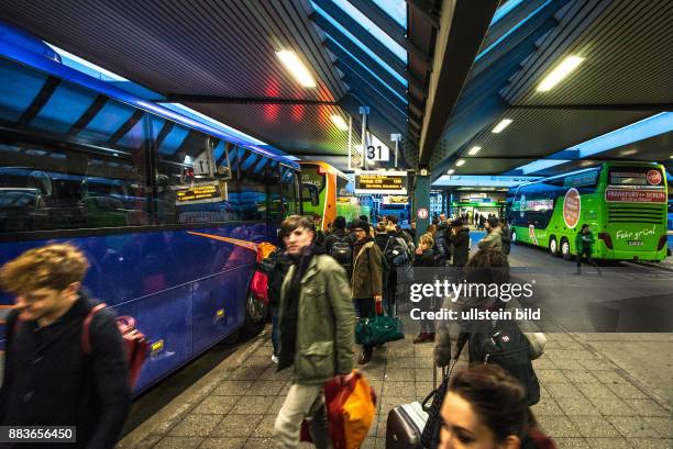 Dichtes Gedränge an den Bussteigen des ZOB in Berlin. Die Zahl der Reisenden steigt stetig und die betagte Anlage steht kurz vor dem Ausbau.