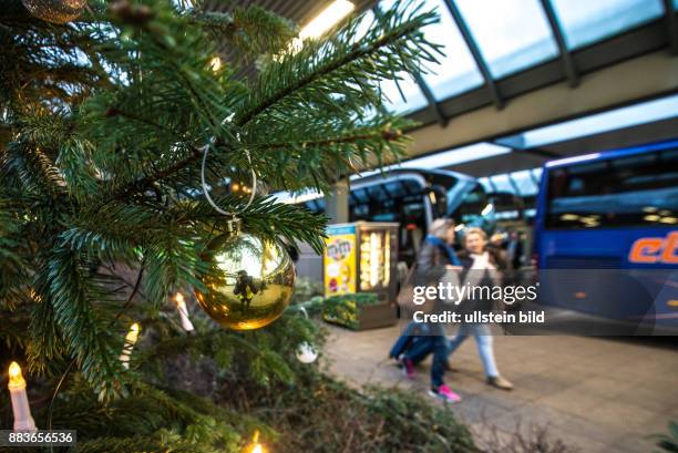 Dichtes Gedränge an den Bussteigen des ZOB in Berlin zwischen Weihnachten und Januar. Die Zahl der Reisenden steigt stetig und die betagte Anlage...