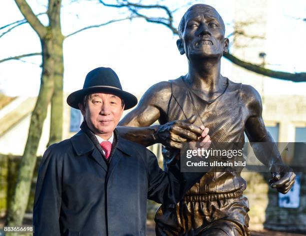 Kim Sung Tae, der Präsidenten der Son Kee Chung Stiftung, bei der Enthüllung einer Bronzestatue zu Ehren von Son Kee Chung, dem koreanischen...