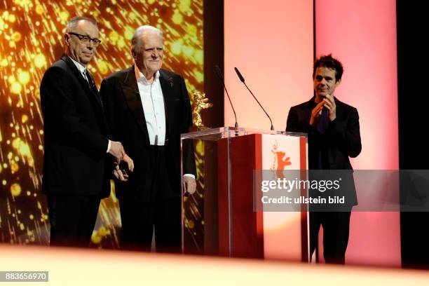 Festivaldirektor Dieter Kosslick, Preisträger Michael Ballhaus und Regisseur Tom Tykwer bei der Verleihung des Goldenen Ehrembären an Kameramann...