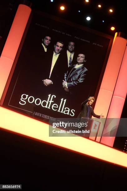 Regisseur Tom Tykwer bei der Verleihung des Goldenen Ehrembären an Kameramann Michael Ballhaus im Rahmen der 66. Internationalen Filmfestspiele Berlin