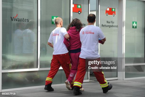 Sanitäter der Berliner Feuerwehr bringen einen Patienten in das Auguste-Viktoria-Krankenhaus in Berlin-Schöneberg