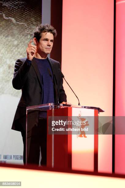 Regisseur Tom Tykwer bei der Verleihung des Goldenen Ehrembären an Kameramann Michael Ballhaus im Rahmen der 66. Internationalen Filmfestspiele Berlin