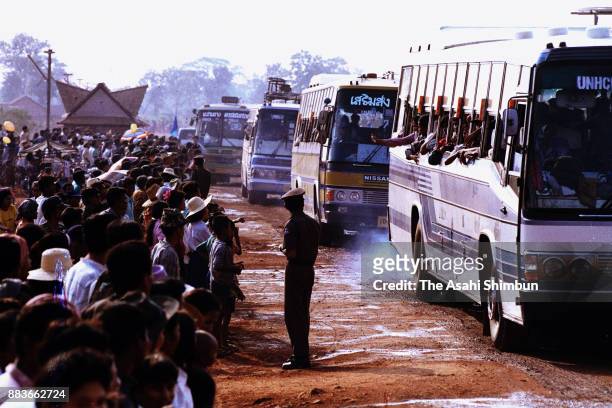 Buses carrying Cambodian refugees arrive from Thailand on March 30, 1992 in Sisophone, Cambodia.