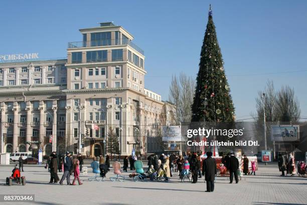 Ukraine, das Donezbecken, Kurzform Donbass, Donezk, Lenin-Platz, der Weihnachtsbaum, auch Neujahrstanne genannt, auf dem zentralen Platz der Stadt;...