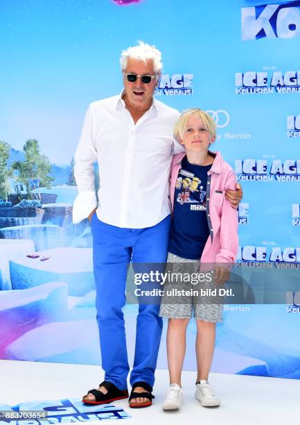 Henry Hübchen; Enkel Lenn bei der Premiere von ICE AGE 5 Deutschland-Premiere am 26. Juni 2016 im CineStar Sony Center in Berlin.