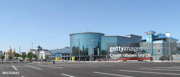 Ukraine, das Donezbecken, Kurzform Donbass, Steinkohle- und Industriegebiet im Südosten des Landes; Donezk, Platz vor dem Hauptbahnhof, in der Mitte:...