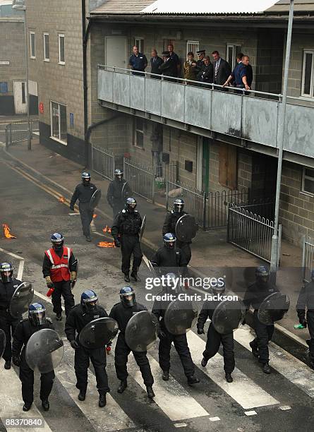 Uk Riot Testudo 182 Metropolitan Police Training Centre Stock Photos, High-Res Pictures ...