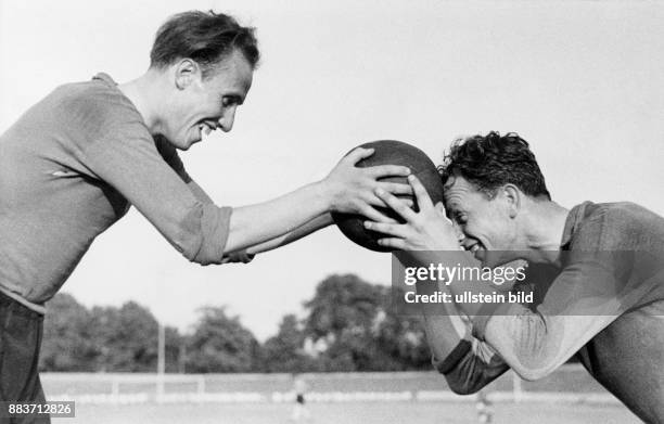 Dresdner Sport-Club: Soccer player Willibald Kress and Helmut Schoen during training in the Berlin Olympic stadium