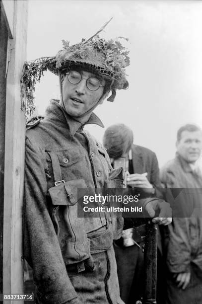 John Lennon bei Dreharbeiten zu dem englischen Spielfilm "Wie ich den Krieg gewann" in der Lüneburger Heide. Lennon trägt Uniform und einen Helm mit...