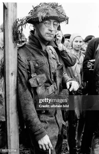 John Lennon bei Dreharbeiten zu dem englischen Spielfilm "Wie ich den Krieg gewann" in der Lüneburger Heide. Lennon trägt Uniform und einen Helm mit...