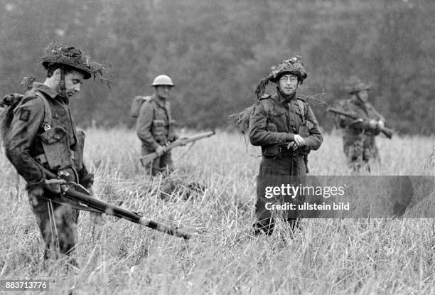 John Lennon bei Dreharbeiten zu dem englischen Spielfilm "Wie ich den Krieg gewann" in der Lüneburger Heide. Lennon trägt Uniform und einen Helm mit...