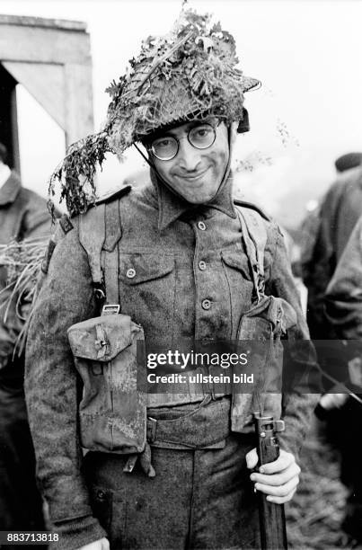 John Lennon bei Dreharbeiten zu dem englischen Spielfilm "Wie ich den Krieg gewann" in der Lüneburger Heide. Lennon trägt Uniform und einen Helm mit...