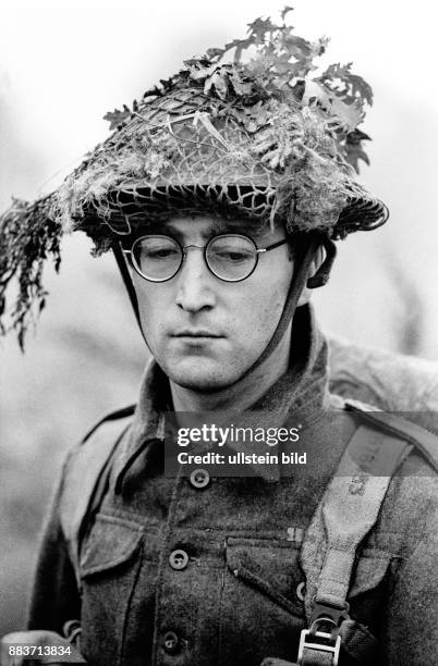 John Lennon bei Dreharbeiten zu dem englischen Spielfilm "Wie ich den Krieg gewann" in der Lüneburger Heide. Lennon trägt Uniform und einen Helm mit...