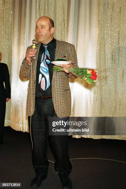 Schauspieler Manfred Krug hält eine Rede anläßlich Wiederaufführung des DEFA-Films 'Spur der Steine' im Kino International in Ost Berlin