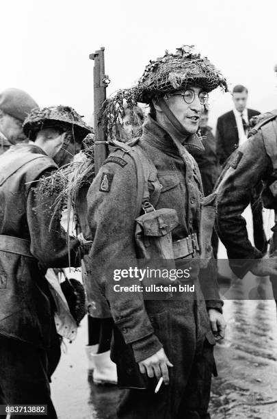 John Lennon bei Dreharbeiten zu dem englischen Spielfilm "Wie ich den Krieg gewann" in der Lüneburger Heide. Lennon trägt Uniform und einen Helm mit...