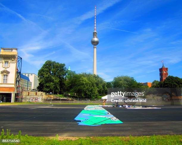 Die Malerarbeiten für den begehbaren Stadtplan auf dem Schlossplatz haben in Berlin begonnen.