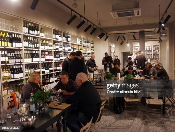 Deutschland Berlin Prenzlauer Berg - Eroeffnung des Kochhaus in der Schoenhauser Allee, Lebensmittelgeschaeft und restaurant zum Selber-Kochen -