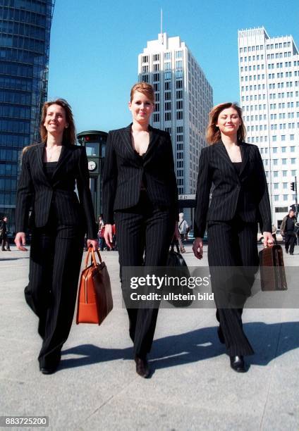 Drei Geschäftsfrauen am Potsdamer Platz in Berlin - 2004 Werbliche-elektronische- !