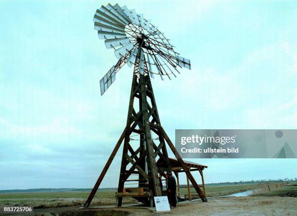 Thema: Denkmal Am Mittwoch wurde in Kachlin/Usedom das einzige noch arbeitsfaehige Windschoepfwerk nach dem Wiederaufbau eroeffnet.Das 12m-Windrad...